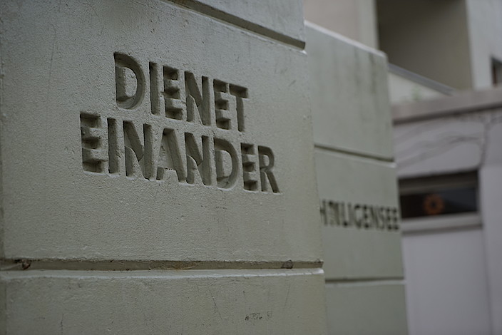 Marktplatz Stein mit Inschrift "Dienet einander"