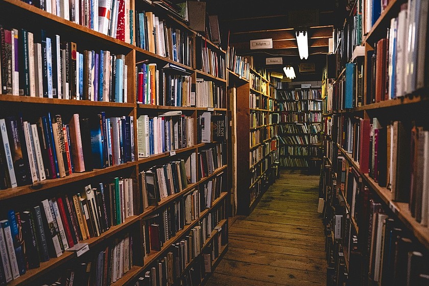 Gang zwischen gut gefüllten Bücherregalen
