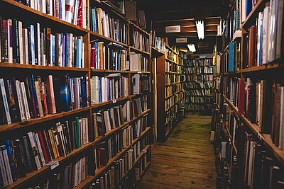 Gang zwischen gut gefüllten Bücherregalen