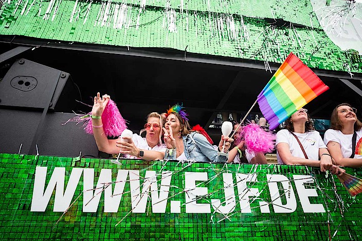 Mitarbeitende auf dem CSD in Berlin