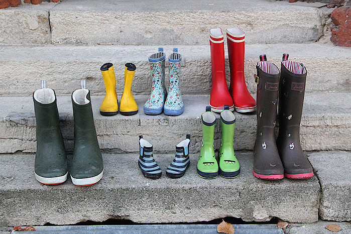 Viele Gummistiefel in diversen Größen