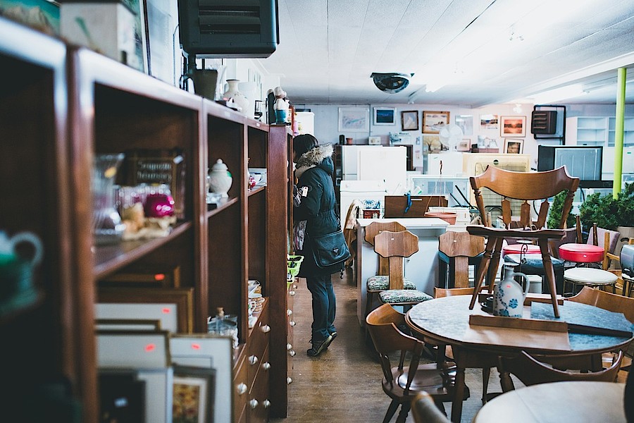 Möbel und Einrichtungsgegenstände in einem Secondhand-Möbelhaus