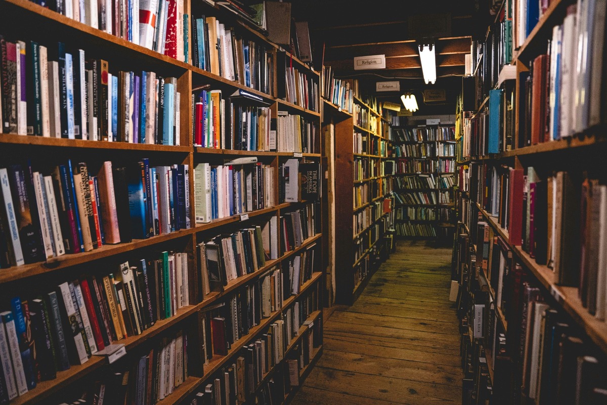 Gang zwischen gut gefüllten Bücherregalen