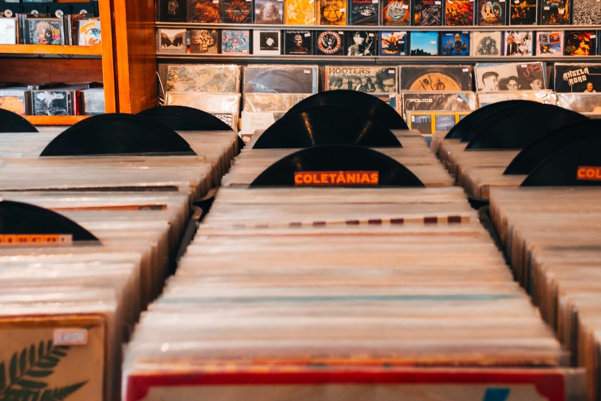 Schallplatten und Musikmedien in einem Plattenladen